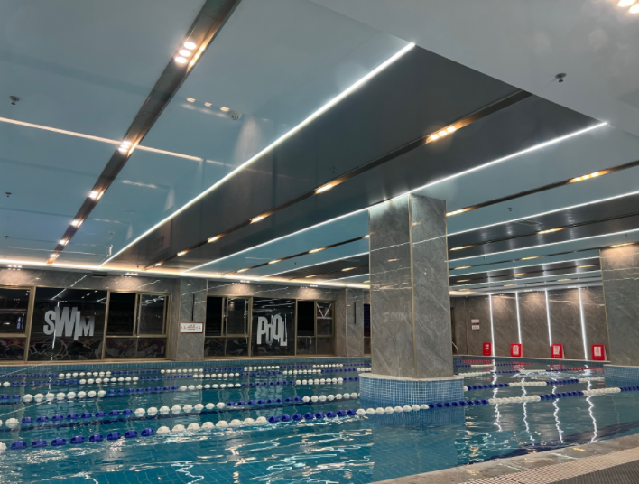 上班是辛苦的，游泳是快乐的