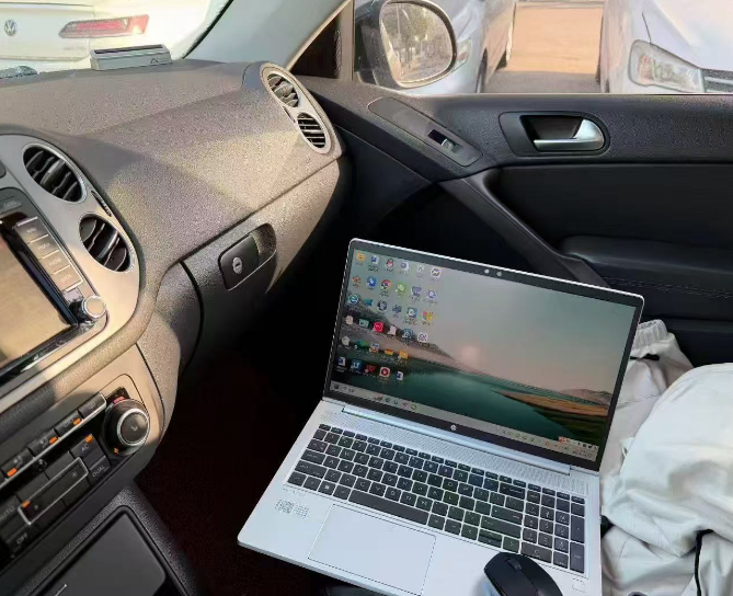 出趟门：还要带个笔记本，一路回复信息