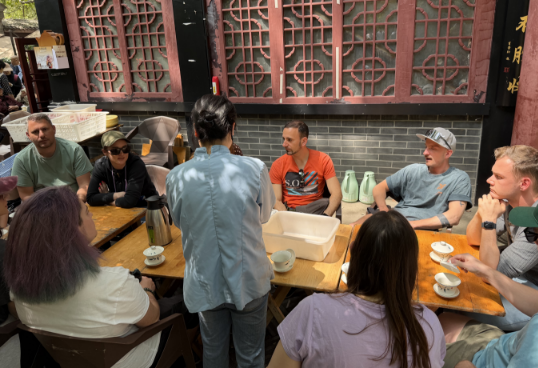 成都人民公园的茶社：座无缺席，一位难求