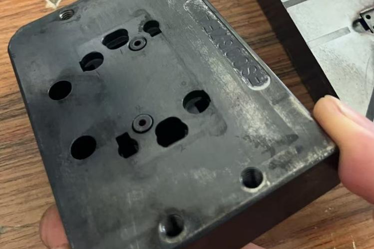 注塑PVC用S136模具钢是个选材错误，模具必定生锈，电镀也没用