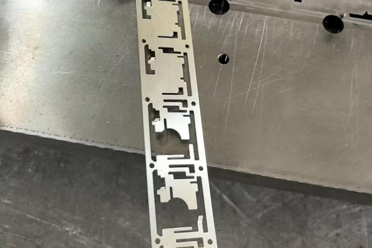 SKH-9高速钢冲压0.3mm钛材冲1万次就起毛刺了，冲钛合金用什么模具钢材好？