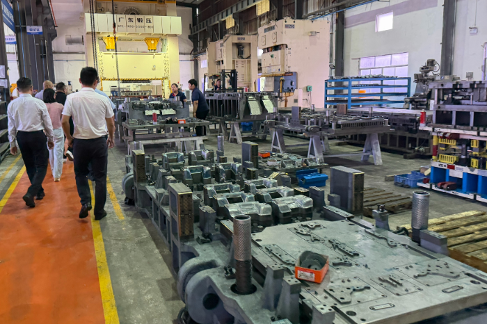 昨天跟BYD的工程师一起去冲压厂看模具，发现他们做事很有分寸