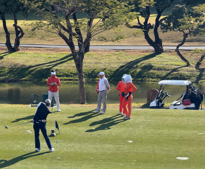 有钱人的游戏：不仅草坪修剪得很漂亮，还有一群人陪着