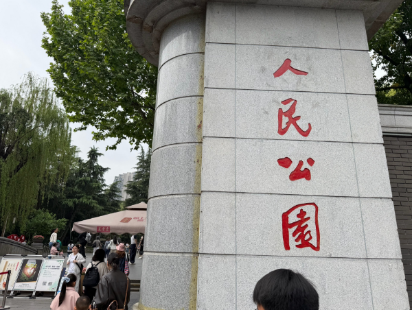 成都人民公园的合唱团气势洪亮 成都人民公园的合唱团气势洪亮