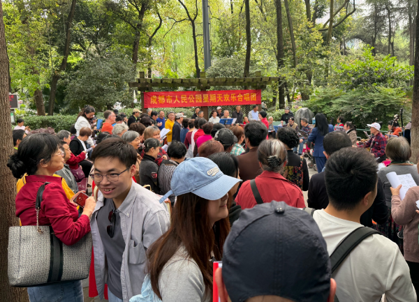 成都人民公园的合唱团气势洪亮 成都人民公园的合唱团气势洪亮
