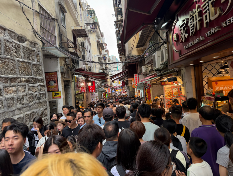 澳门人民怎么也没想到：回归祖国的怀抱后，会有这么多人来这里
