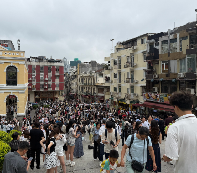 澳门人民怎么也没想到：回归祖国的怀抱后，会有这么多人来这里